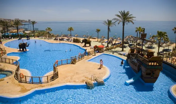 Hotel con toboganes Holiday World Resort, en Benalmádena, Málaga