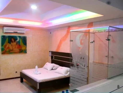 Claro De Luna. Motel